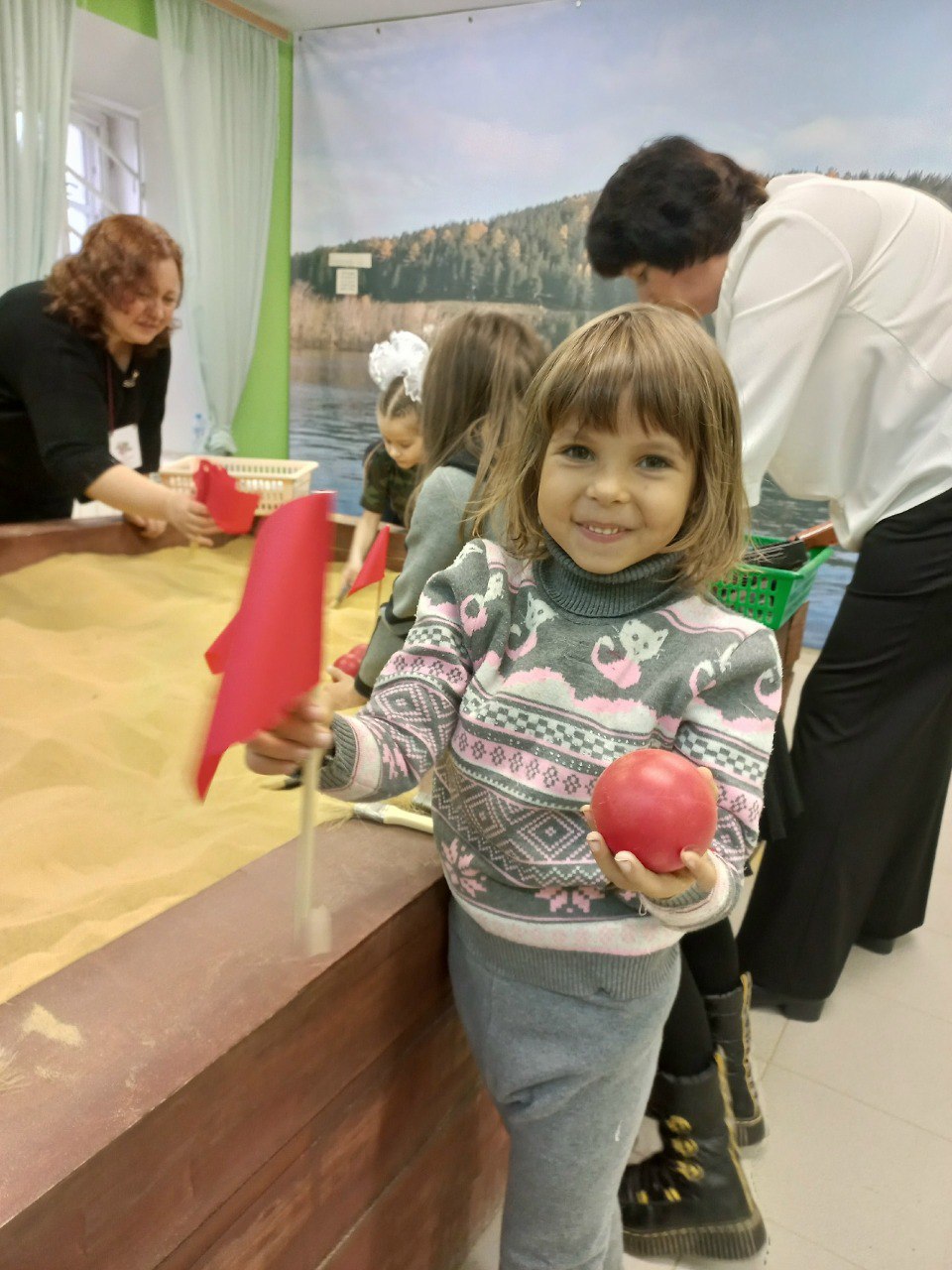В игре «Без права на ошибку!» дети осваивали навыки саперов. С азартом они разрывали песок в поисках исторических артефактов, отмечая каждую «мину» красным флажком